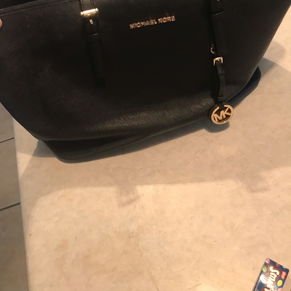 Extra large Michael Kors shoulder purse very excellent shape - Picture 2 of 5